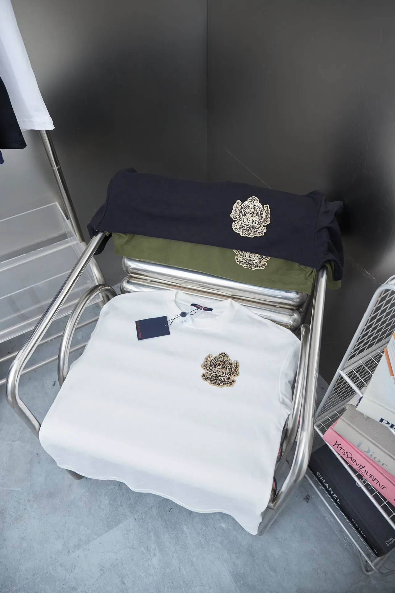 🅿️190 Louis LV 25ss new early spring short-sleeved checkerboard jacquard crown embroidered short-sleeved light luxury essential item for daily commuting for men and women Correct version Welcome to compare Detailed features · Pique jacquard fabric, 100% pure cotton with high count cotton added, dry and avoid stuffiness, made by computer knitting machine or hand loom, similar in shape to bees. · The gold thread embroidery sealing process is combined, interweaving metal threads with other silk threads · Double-needle stitching across seams · Original main mark, washed tag, branded moisture-proof paper packaging Color: black/white/green Size: S/M/L/XL